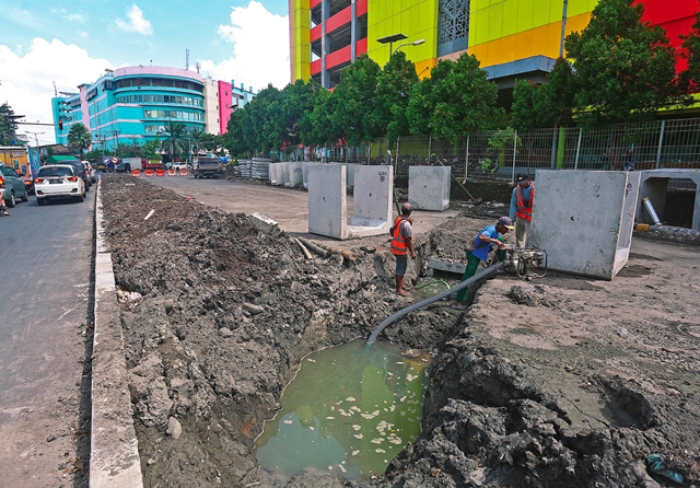 Pembangunan Drainase, Dishub Surabaya Rekayasa Lalu Lintas di Depan Pasar Turi