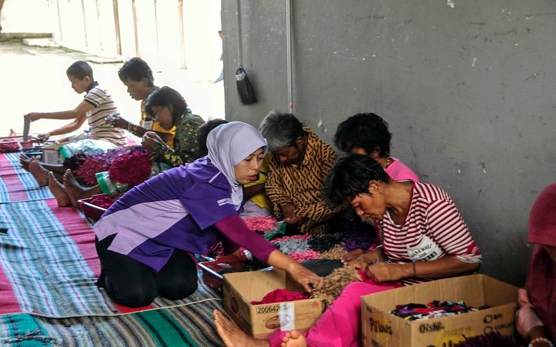 Pemkot Surabaya Latih ODGJ dan Gelandangan Buat Kerajinan Tangan