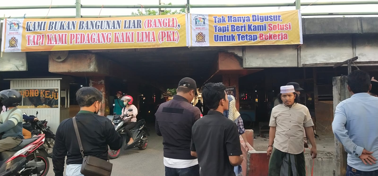 Penggusuran Ditunda, Puluhan PKL Bawah Tol Tambak Asri Berharap Ada Solusi