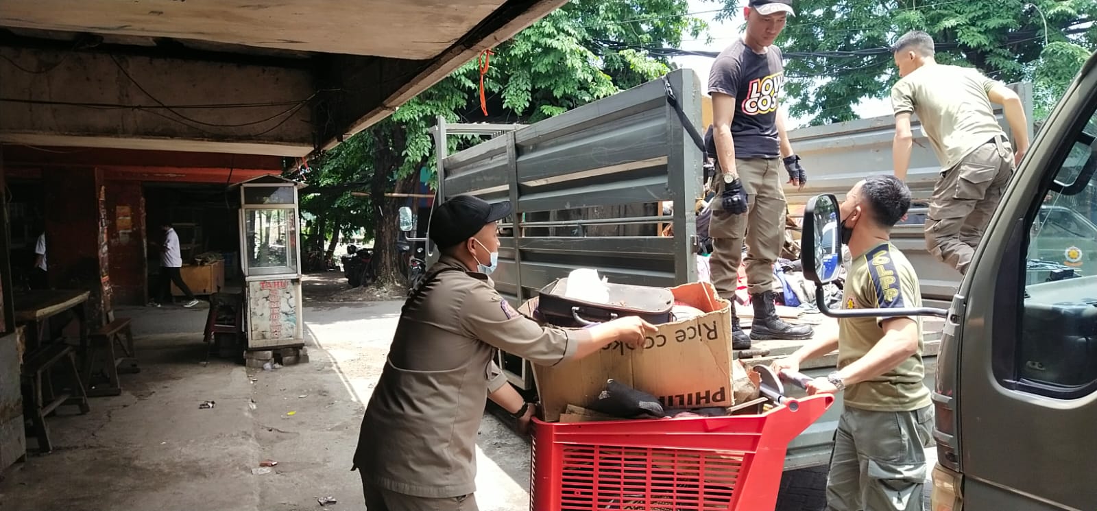 PKL Bawah Tol Tambak Asri Bantu Satpol PP untuk Tertibkan Bangunan Liar