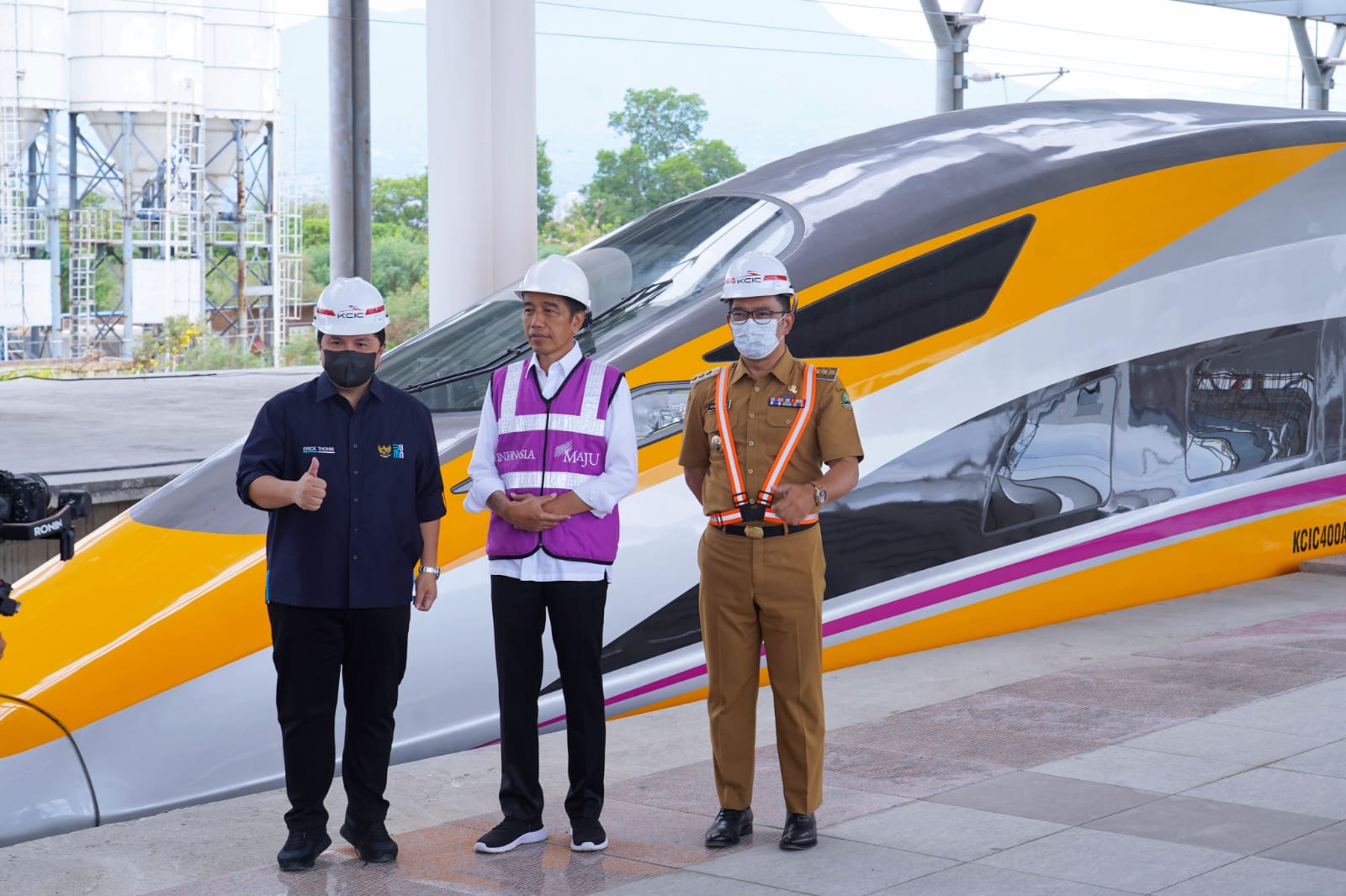 Presiden Jokowi Gadaikan Uang Rakyat Untuk Proyek Kereta Cepat Jakarta-Bandung