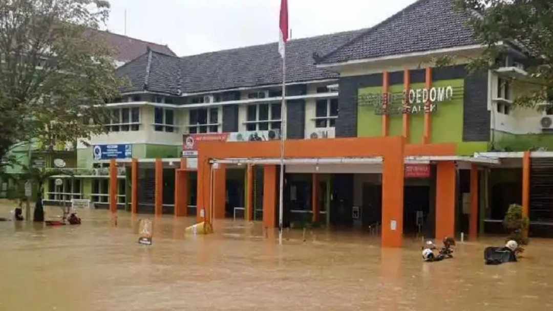 Ribuan Orang Mengungsi Akibat Banjir Bandang di Trenggalek