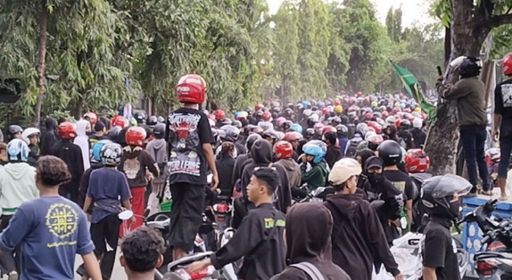 Ribuan Pesilat Bentrok di Lamongan, Warga Panik dan Picu Kemacetan