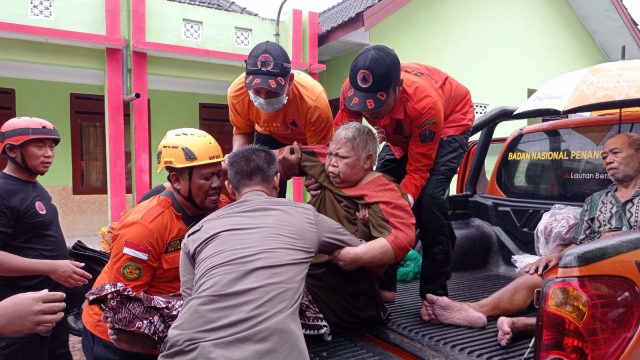 Warga Mulai Dievakuasi Akibat Banjir Semakin Meluas di Blitar