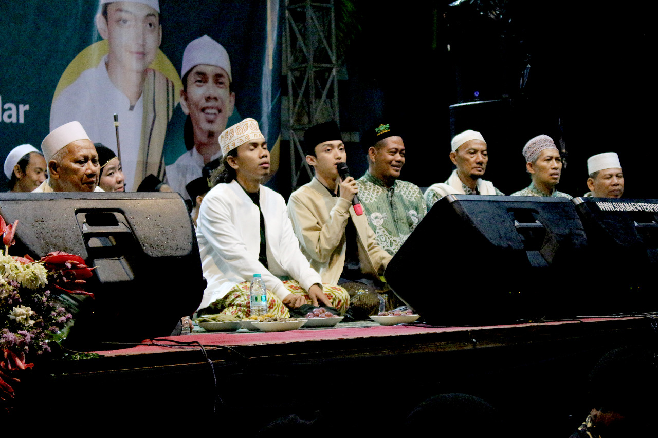 Bersama Gus Azmi, Stikosa-AWS Bersholawat Nabi