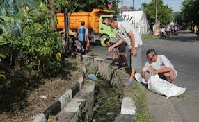 Cegah Banjir, Eri Minta Saluran Air Tersier di Surabaya Dibersihkan