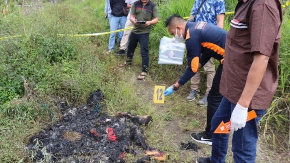 Gila! Seorang Pria Mutilasi dan Bakar Tubuh Istrinya di Depan Balitanya