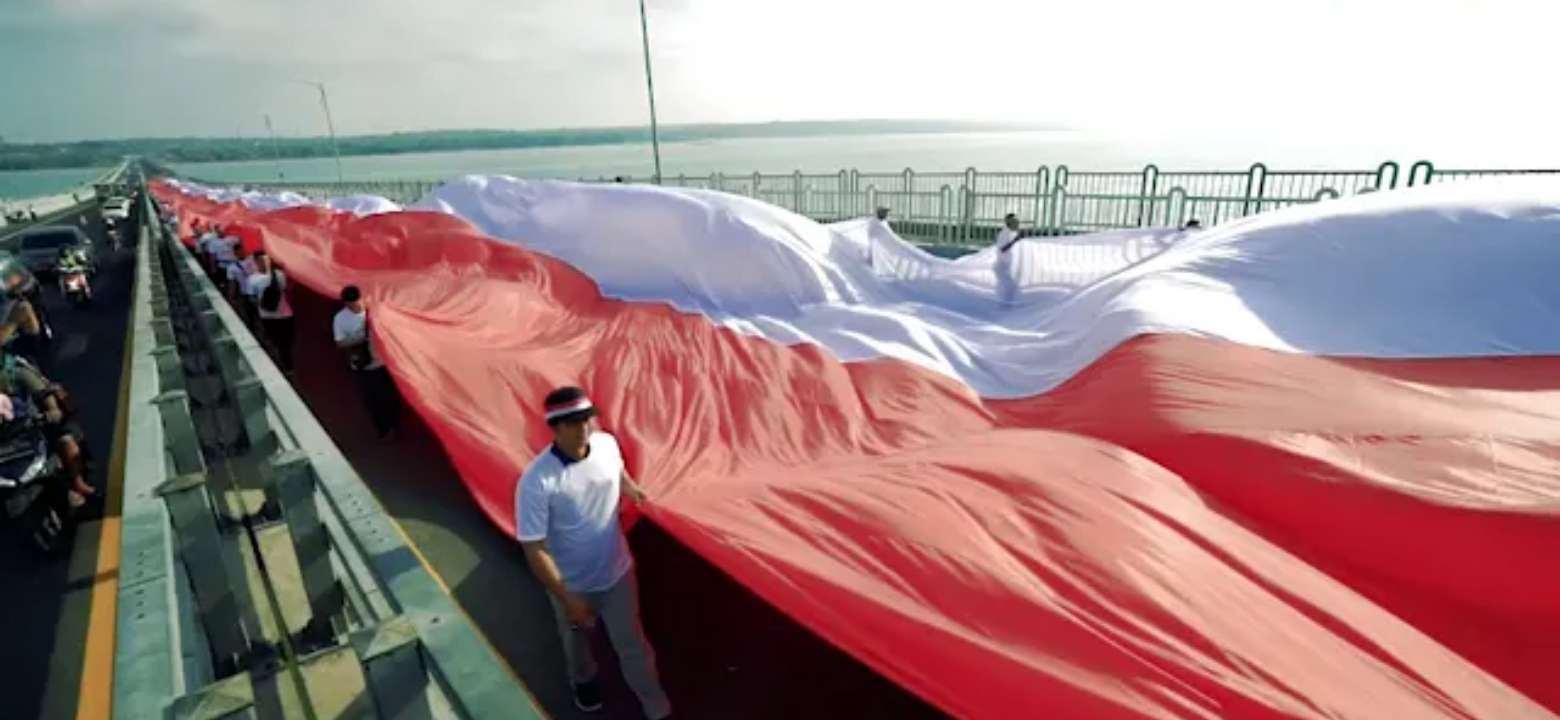 Hari Pahlawan, Bendera Merah Putih Sepanjang 3.219 Meter Terbentang di Suramadu