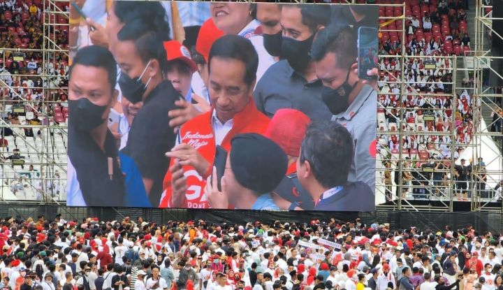 Kumpul Relawan Jatuhkan Wibawa, Jokowi Bukanlah Sosok yang Kuat Secara Politik