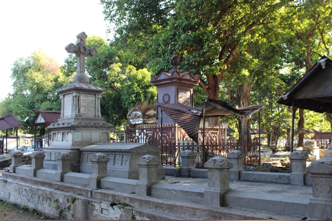 Makam Belanda Peneleh adalah Taman Prasasti, Khasanah Kepustakaan Sejarah Kota Surabaya