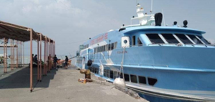 Akibat Cuaca Ekstrem, Kapal Gresik-Bawean Tak Bisa Berlayar