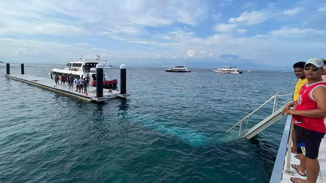 Jembatan Penghubung di Nusa Penida Ambruk, Puluhan Turis Tenggelam