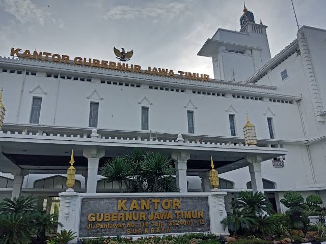 KPK Geledah Kantor Gubernur Jatim, Ada Apa?