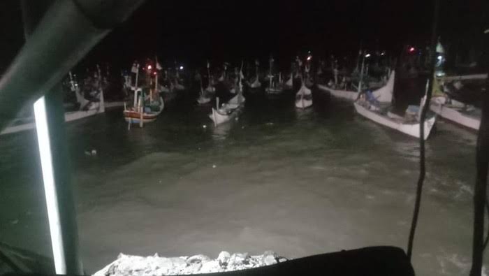 Ombak 3 Meter Hantam 4 Perahu Nelayan di Paciran Lamongan