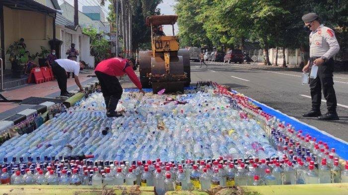 Polres Blitar Kota Musnahkan Ribuan Botol Miras