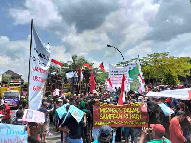 100 Kades Kediri Tinggalkan Desa Untuk Demo ke DPR RI