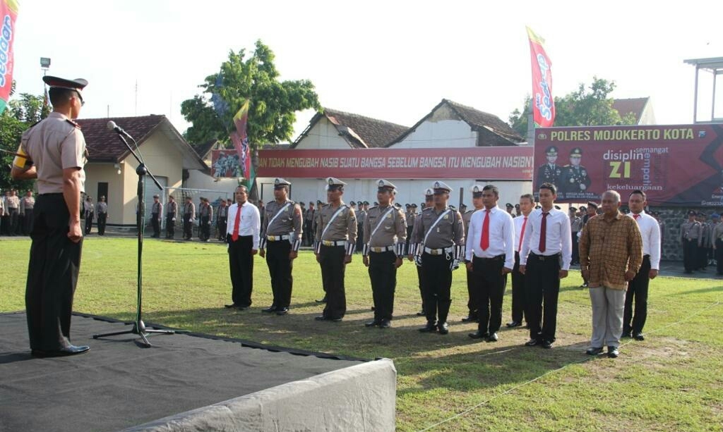 32 Anggota Beserta ASN Polres Mojokerto Terima Reward dari Kapolres Apip Ginanjar