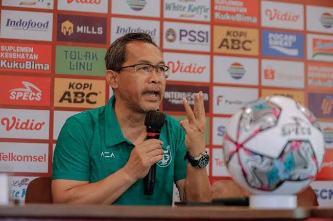 Aji Santoso Sebut Persita Bukanlah Tim yang Mudah Dikalahkan Bagi Persebaya