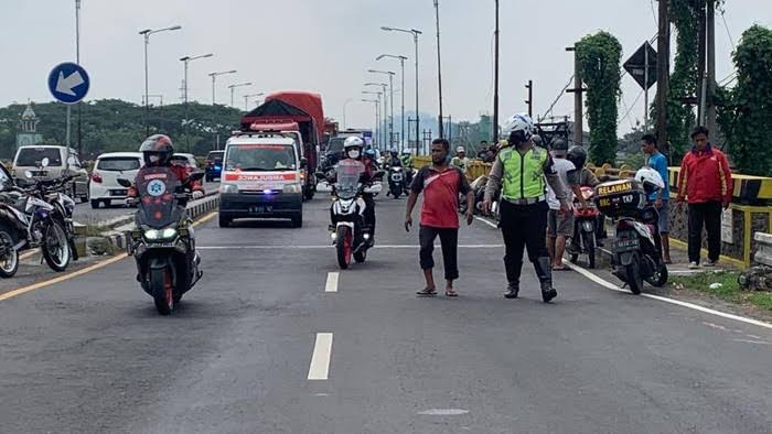 Akibat Pindah Jalur, Pengendara Motor Tewas Tertabrak Mobil di Mojokerto