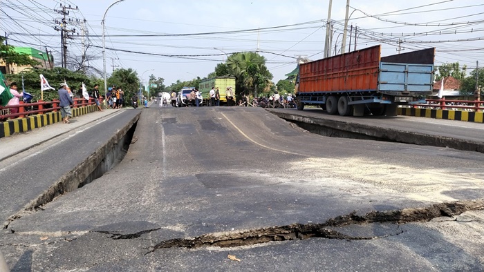 Arus Lalu Lintas Warga Laren Terganggu, Usai Jalan Poros Ambles 1 Meter