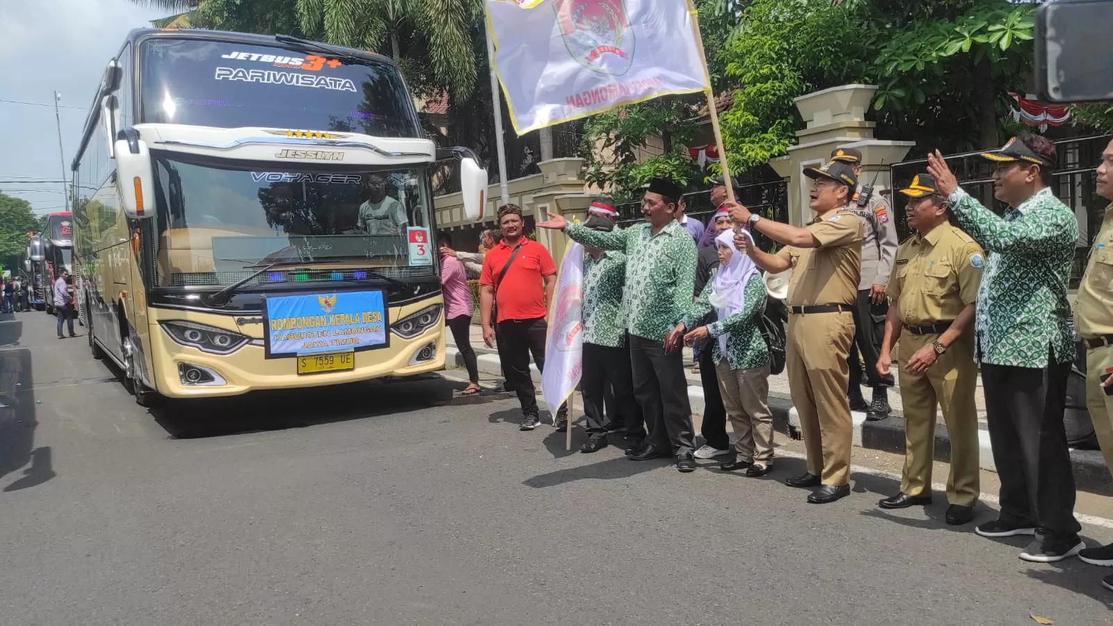 Naik Bus dan Elf, Rombongan Kades Lamongan juga Menyusul Berangkat ke Jakarta