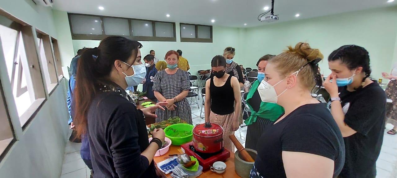 Puluhan Mahasiswa Federation University Australia Belajar tentang Pembuatan Jamu dan Pijat Tradisional di Unair