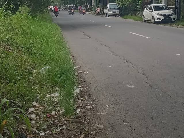 Rusak Parah, Jalan Morowudi-Benjeng Gresik Ambles