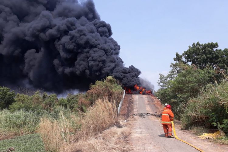 Sampah Spons di Bojonegoro Terbakar Hangus, Warga Setempat Panik!