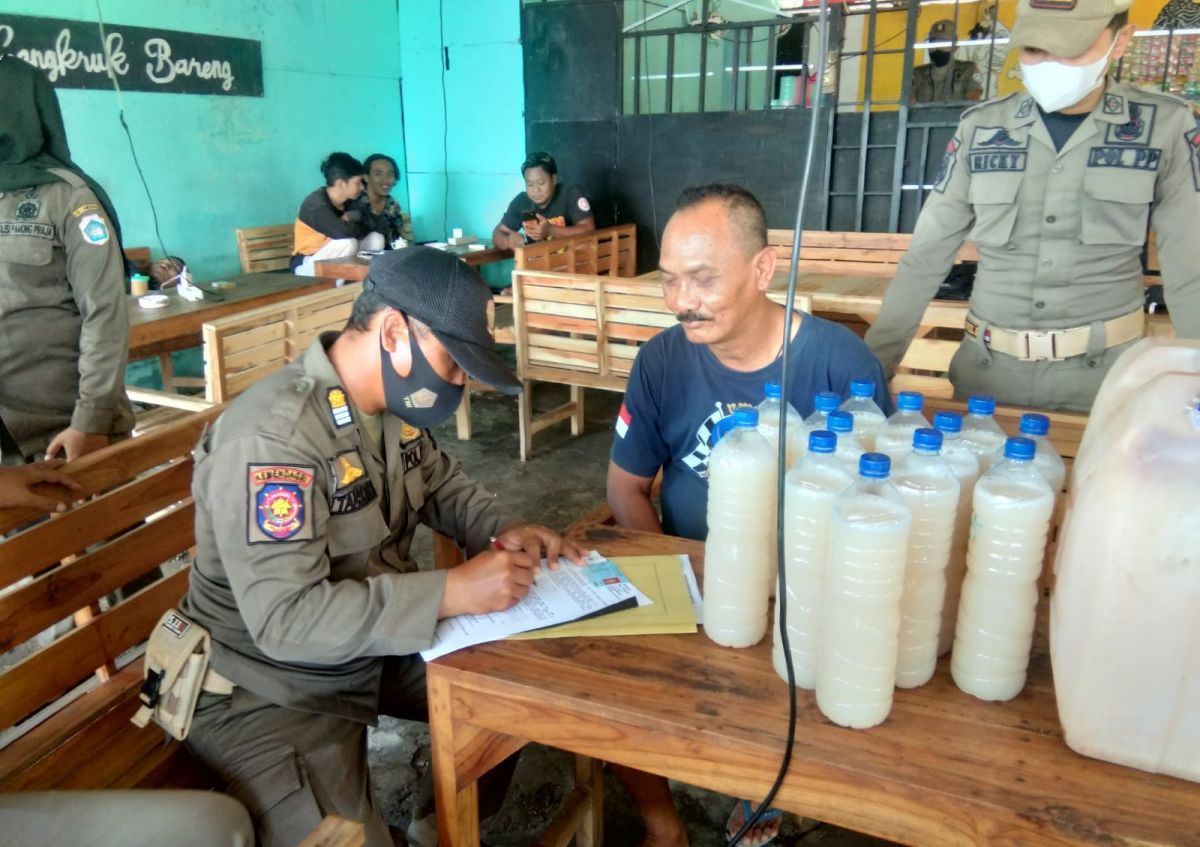 Satpol PP Lamongan Temukan Ratusan Botol Miras Saat Gelar Razia di Warung-Warung