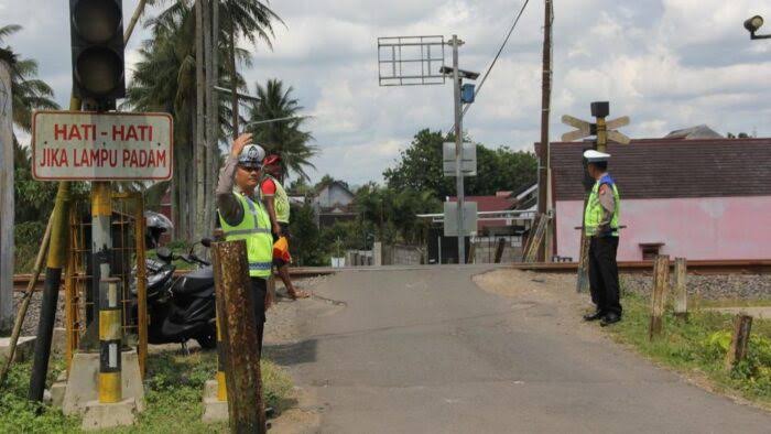 Tanpa Palang Pintu, Polres Malang Pasang Papan Imbauan Cegah Kecelakaan di Perlintasan Kereta Api