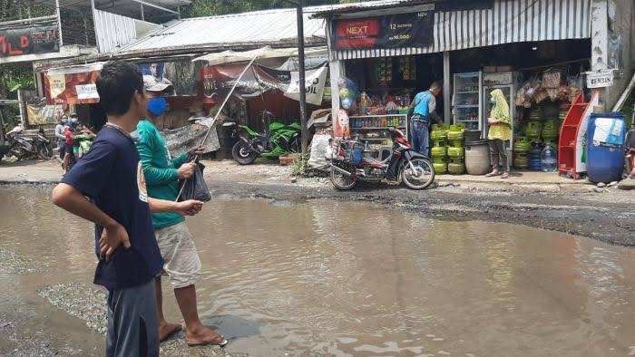 30 Kg Lele Ditebar di Jalan Rusak Binangun Blitar