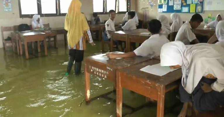 Beberapa Sekolah Banjir, Pembelajaran Kembali Diterapkan Secara Daring