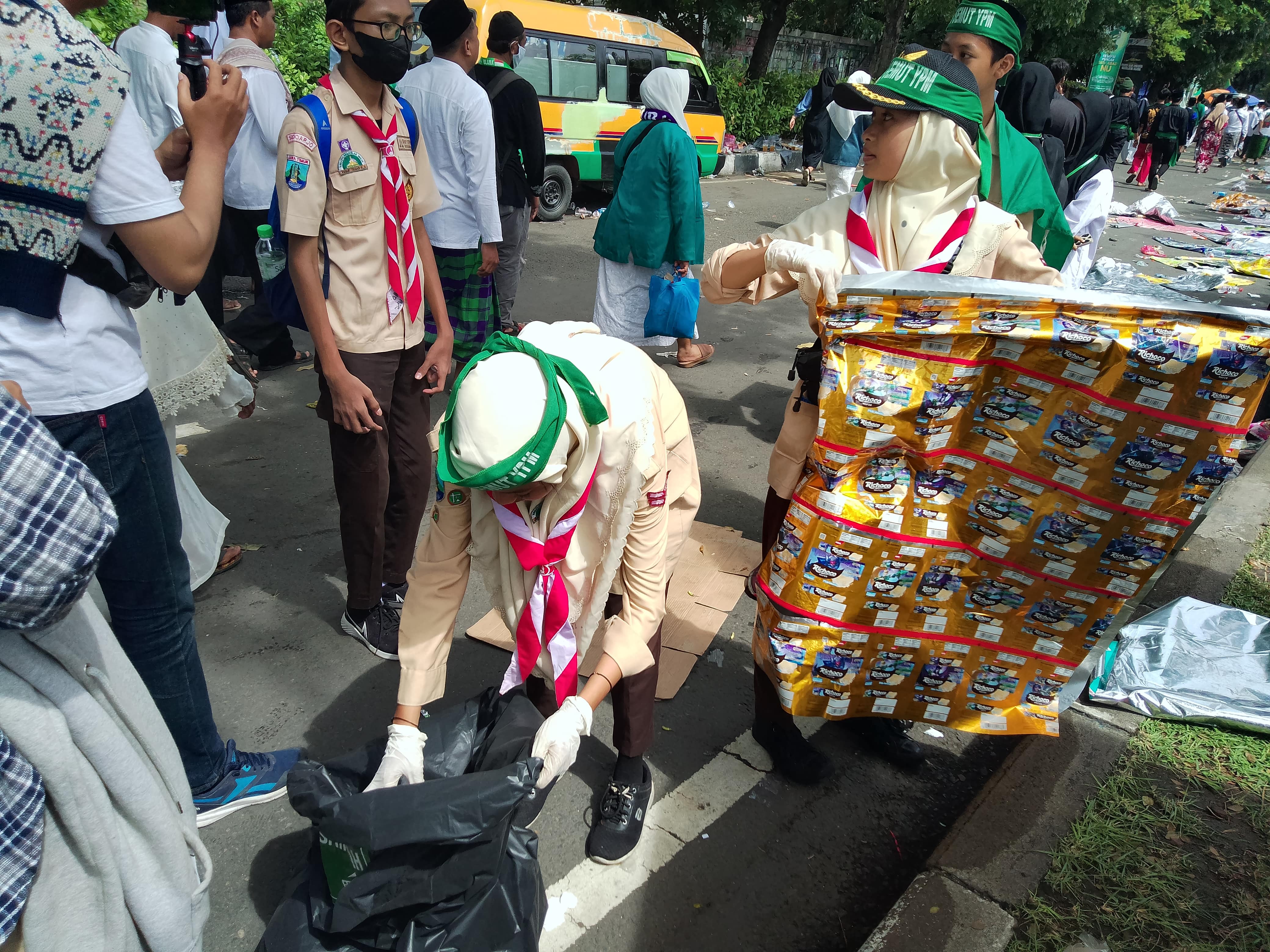 DLHK Sidoarjo Belum Datang, Pasukan Semut "YPM" Bersihkan Sampah Berserakan di Harlah 1 Abad NU