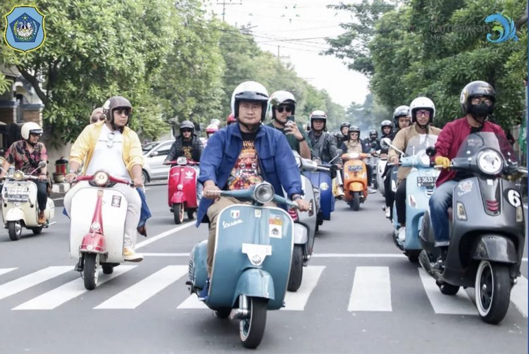 Hari Kanker Sedunia, Pak Yes Ajak Scooterist Lamongan Bervespa Ria