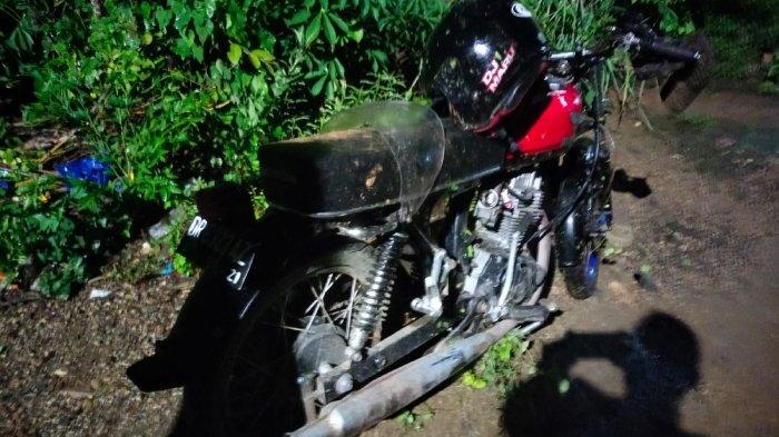 Hilang Kesadaran, Pengendara Motor di Lamongan Tabrak Toko