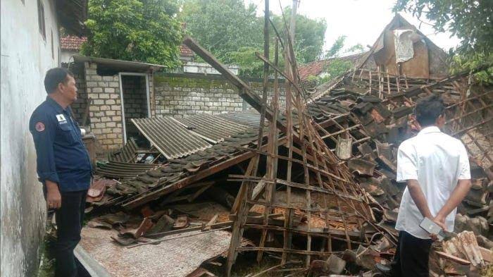 Hujan Campur Angin, Rumah Warga di Lamongan Ambruk Rata dengan Tanah