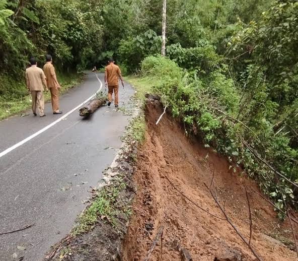 Jalan Raya Magetan-Ponorogo Ambles, Dishub Magetan Pasang Water Barrier