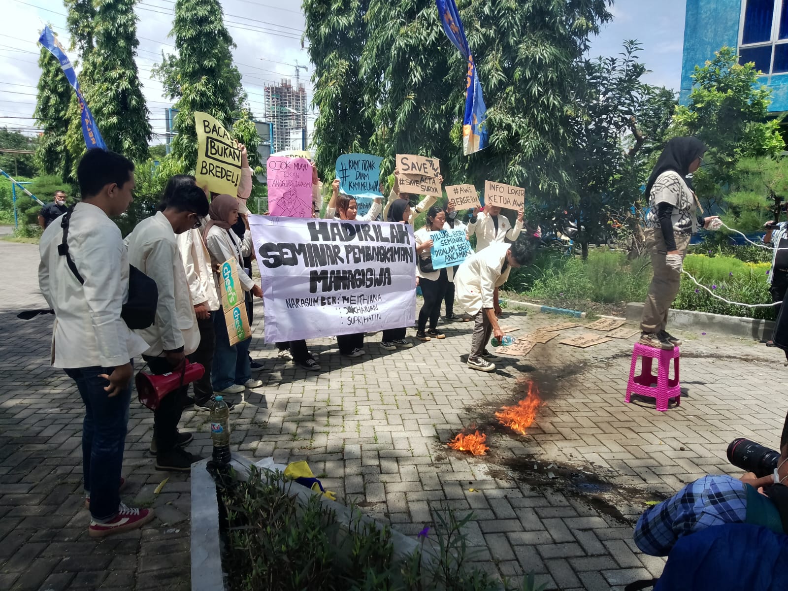 Mahasiswa Stikosa-AWS Lakukan Demo Aksi Solidaritas, Imbas Dugaan Pembekuan LPM Acta Surya