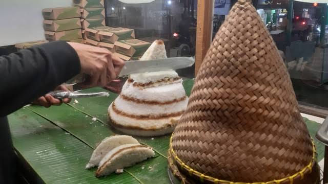 Menikmati Gurihnya Kue Dongkal, Kuliner Khas Sunda di Lamongan