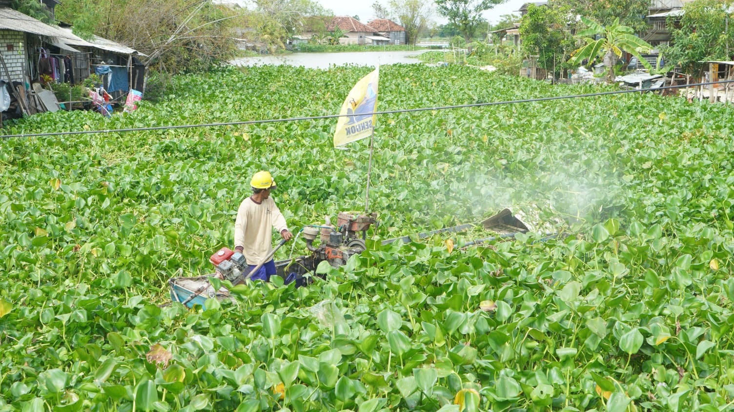 Pak Yes Gunakan 'Garpu Sendok' Untuk Perlancar Aliran Sungai Bengawan Jero