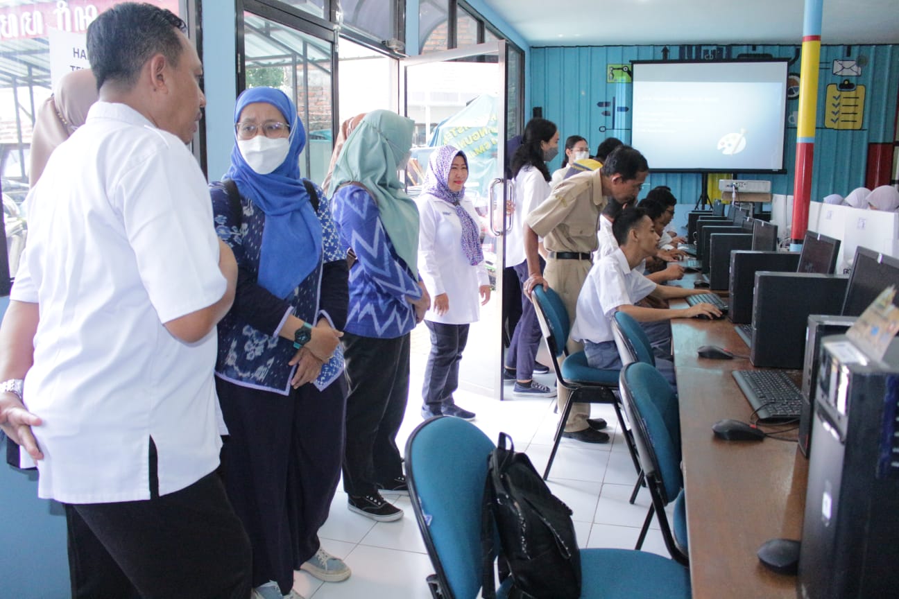 Pelatihan Pengenalan Komputer Bagi Disabilitas SMA LB Sidoarjo Diikuti 29 Siswa