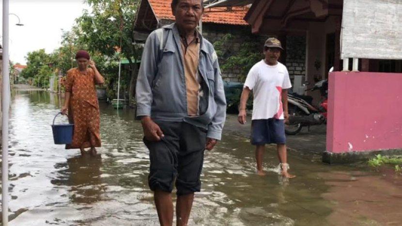 Rumah Warga Lamongan Terendam Usai Terkena Luapan Sungai Dinoyo