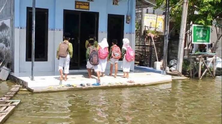 Sekolah Tergenang Banjir, Puluhan Murid Lamongan Belajar di Musholla