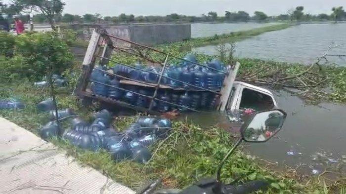 Sopir Mengantuk, Truk Galon Air di Lamongan Masuk ke Sungai