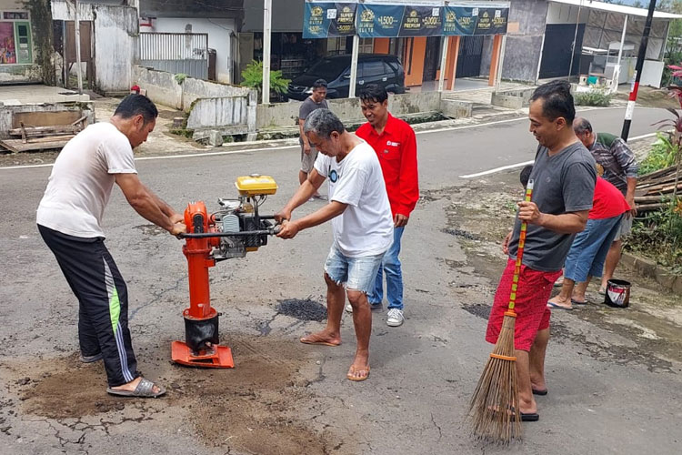 Warga di Perumahan Malang Gotong Royong Perbaiki Jalan yang Rusak