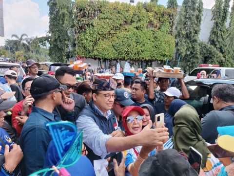 Anies Baswedan, Diteriaki Presiden Hingga Jadi Rebutan Selfie Warga Surabaya