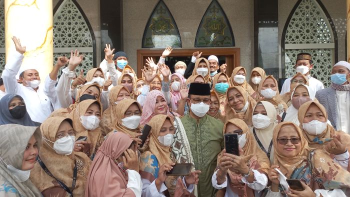 Anies Disambut Ceria Relawan Emak-Emak di SWK Gayungan Surabaya