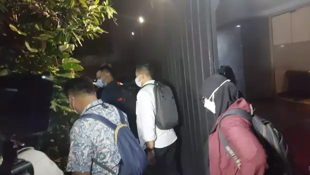 Geledah Rumah Dito Mahendra, Tim Penyidik KPK Bawa 2 Koper