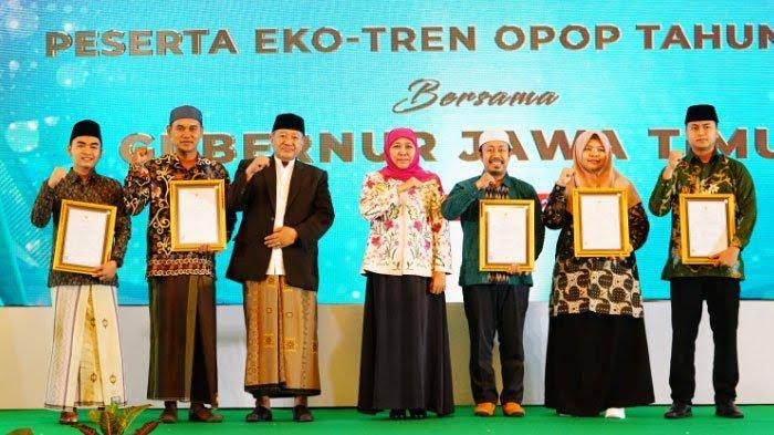 Gubernur Khofifah Serahkan Penghargaan dan Luncurkan Tabungan Santri