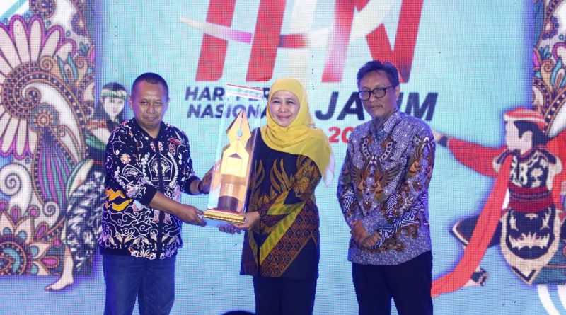 Gubernur Khofifah Terima Anugerah Tokoh Nasional Peduli Wartawan